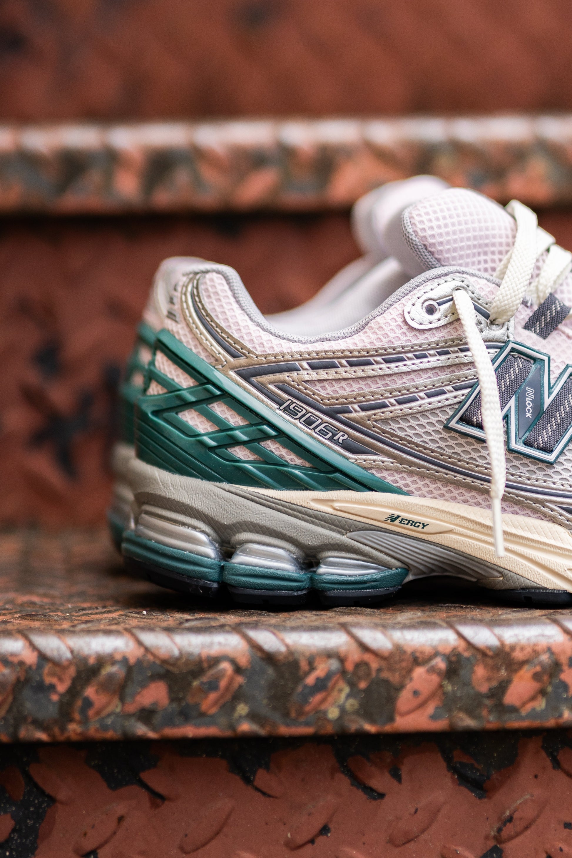 Mens  1906R (Grey/Pink) - M1906RET