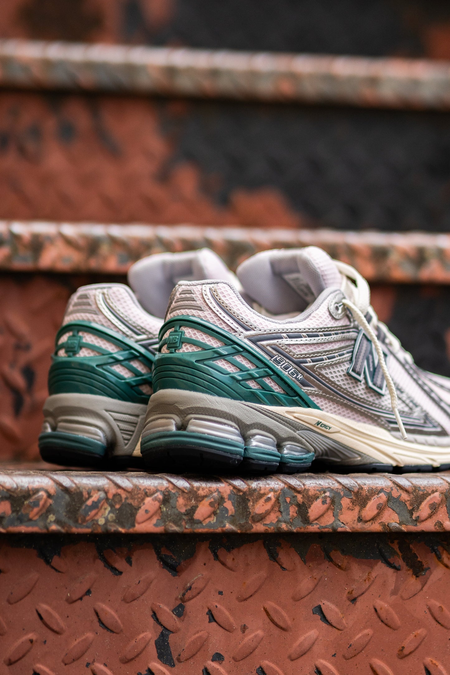 Mens  1906R (Grey/Pink) - M1906RET