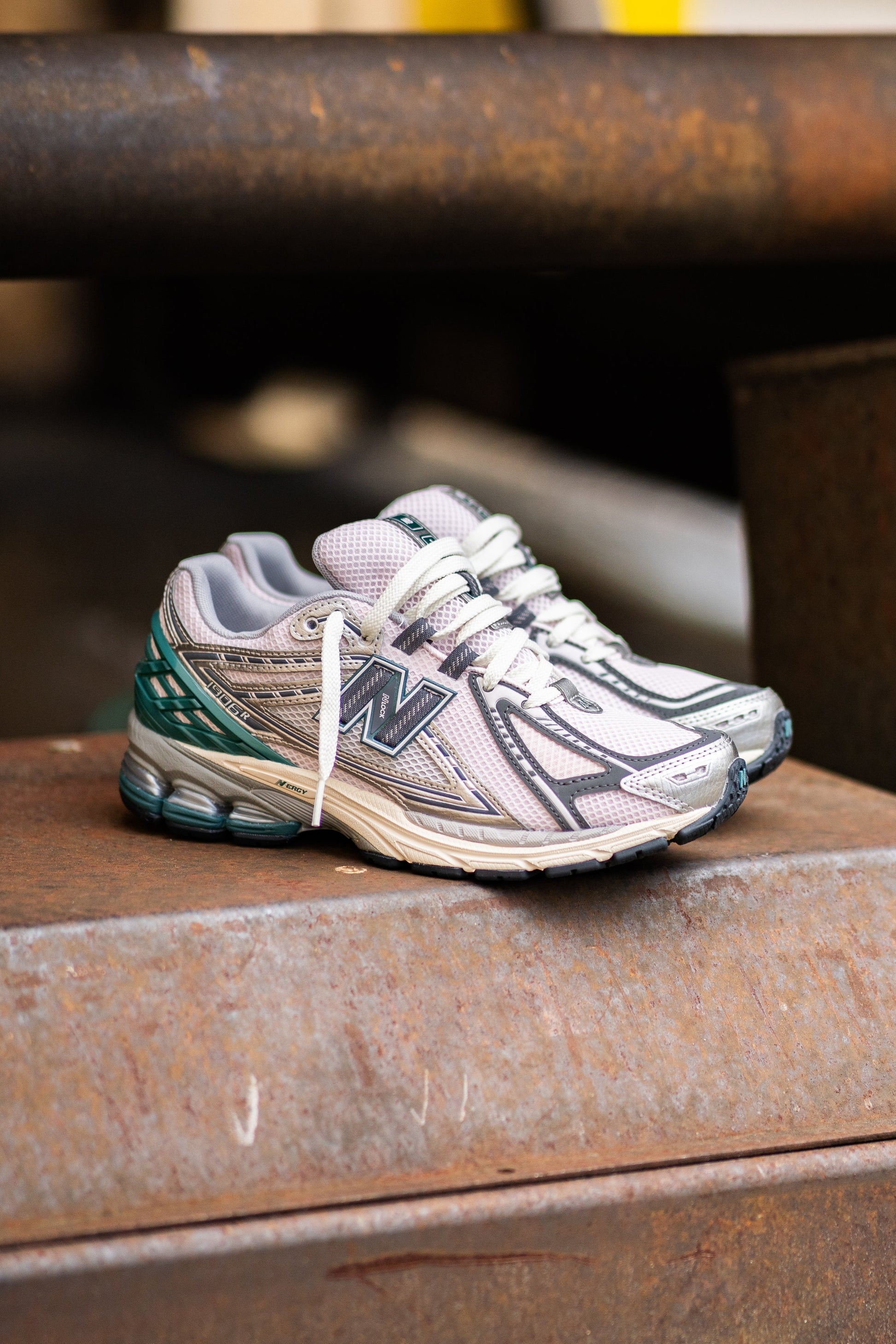 Mens  1906R (Grey/Pink) - M1906RET